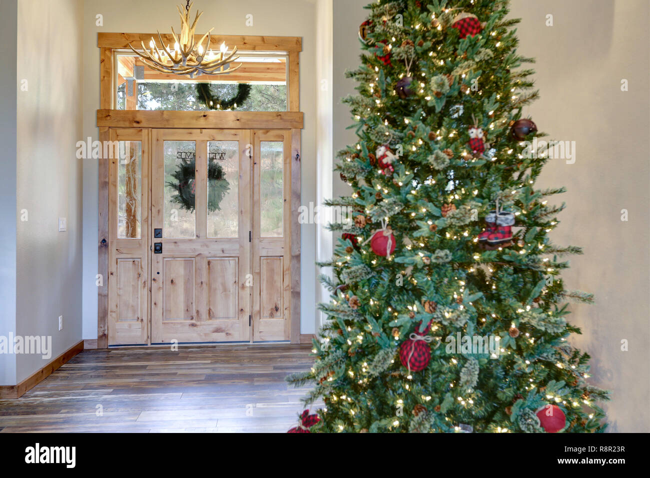 Schön geschmückten Weihnachtsbaum in einem neuen Luxus Haus. Stockfoto