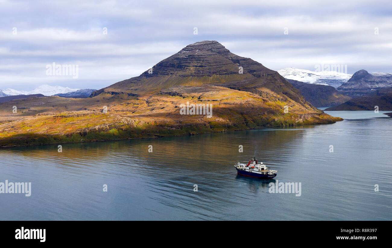 Frankreich, Französische Süd- und Antarktisgebiete, Kerguelen. Baie de La Table, die Marion Dufresne (Schiff zur Versorgung der Französischen Süd- und Antarktisgebiete) am Anker für die Versorgung von Hütten mit dem Hubschrauber (Luftbild) Stockfoto