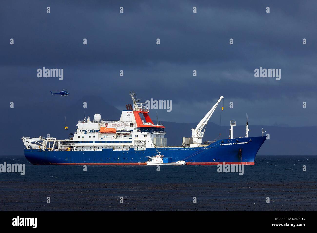 Frankreich, Französische Süd- und Antarktisgebiete (Taaf), Kerguelen, Port-aux-Français, die Marion Dufresne (Schiff zur Versorgung der Französischen Süd- und Antarktisgebiete) vor Anker vor der Station Stockfoto