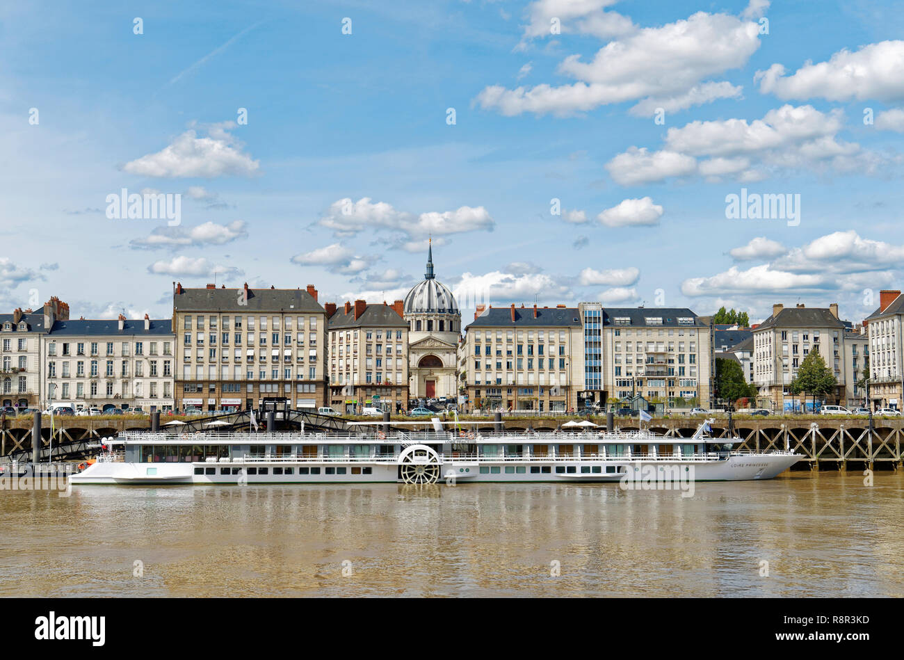 Frankreich, Loire-Atlantique, Nantes, Quai de la Fosse, Loire Kais und der Kuppel von Notre Dame du Bon Port Stockfoto