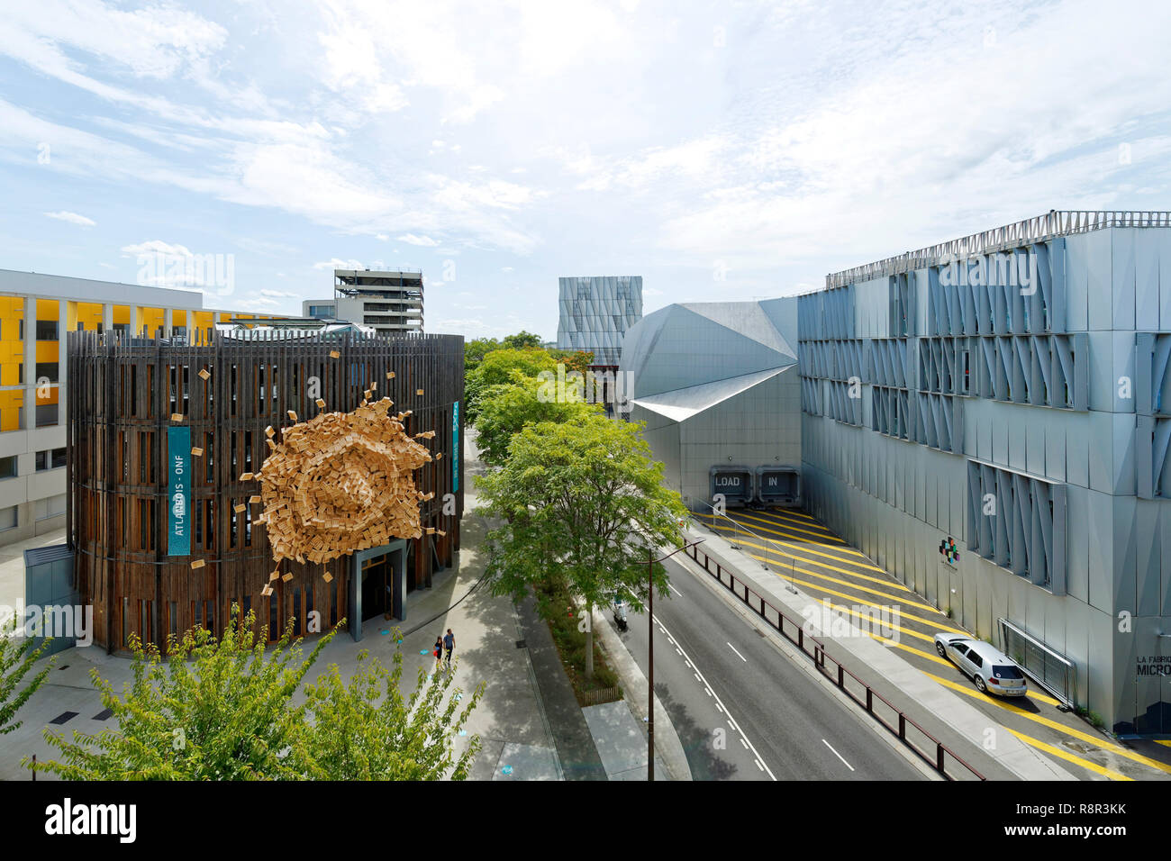 Frankreich, Pays de La Loire, Nantes, Ile de Nantes, Atlanbois (Vereinigung der Förderung von Holz im Pays de la Loire) und Trempolino kulturelles Zentrum im Hintergrund Stockfoto