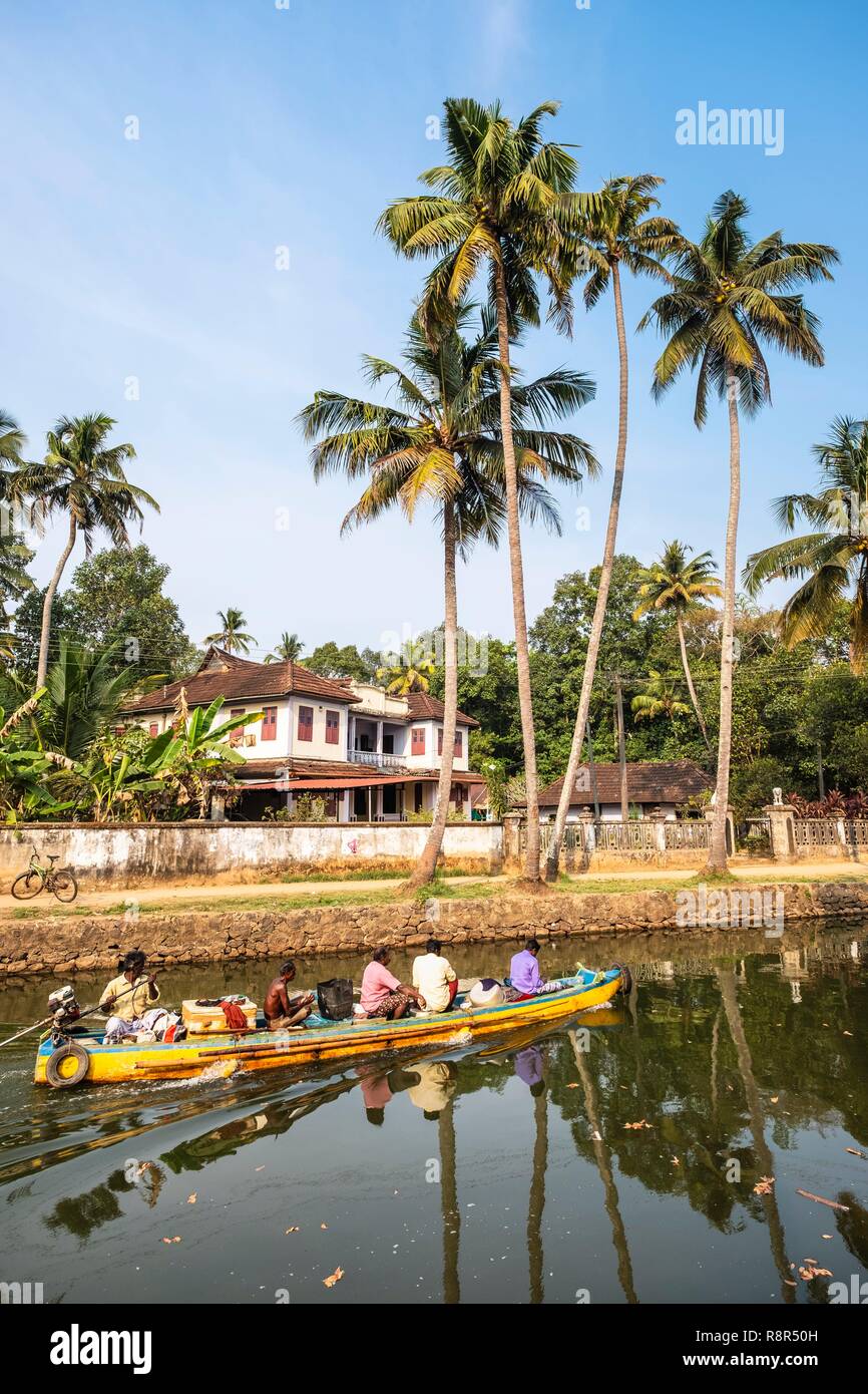 Indien, Kerala, Kumarakom, Dorf im Hintergrund der Vembanad See, die Kanten der Kanal verbindet den See Stockfoto