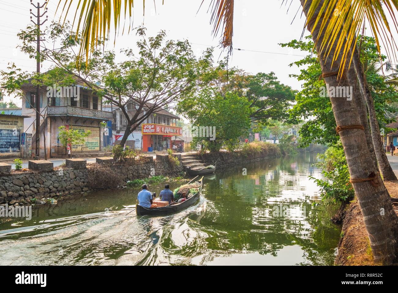 Indien, Kerala, Kumarakom, Dorf im Hintergrund der Vembanad See, die Kanten der Kanal verbindet den See Stockfoto