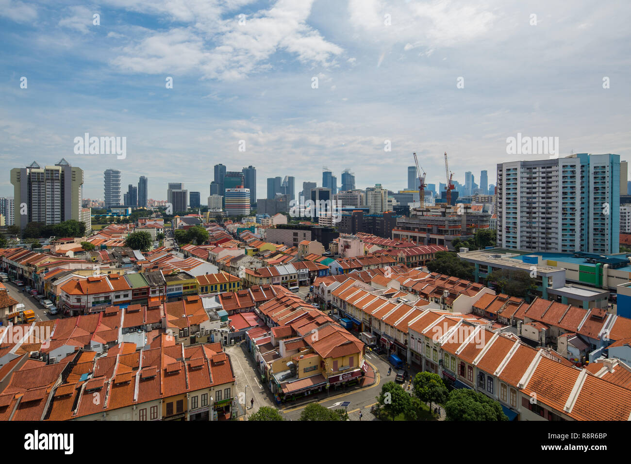 Aus der Vogelperspektive auf die Geschäfte in Little India, die hohen Gebäude am anderen Ende der modernen Skyline von Singapur. Eine großartige Transformation in eine erste Welt Stockfoto