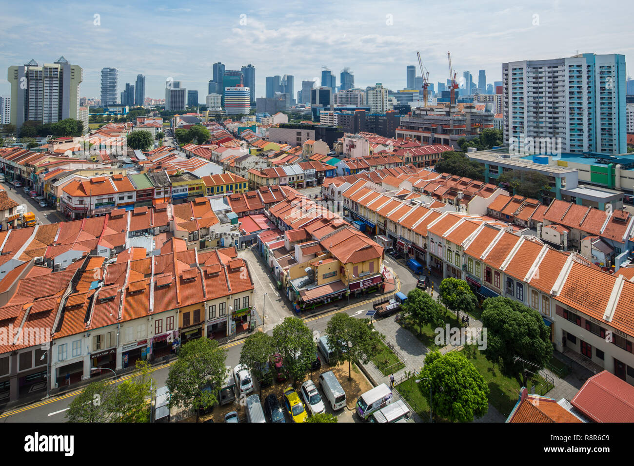 Die hohen Gebäude dahinter sind die moderne Skyline von Singapur und bieten einen Blick auf die Shophouses in Little India aus der Vogelperspektive. Sieht buchstäblich Transformation. Stockfoto