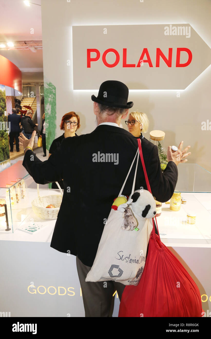 Der Mann, der COP 24 Teilnehmer, spricht mit dem weiblichen Personal der Polnische Pavillon am Dezember 14, 2018 in Kattowitz. Foto CTK/Grzegorz Klatka Stockfoto