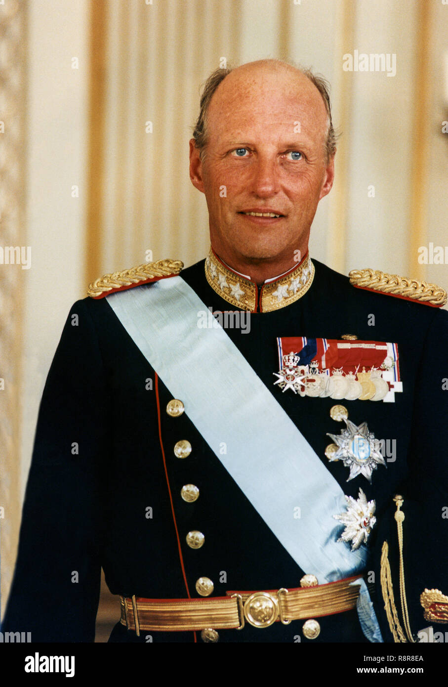 König Harald von Norwegen in Uniform und Regalia Stockfoto