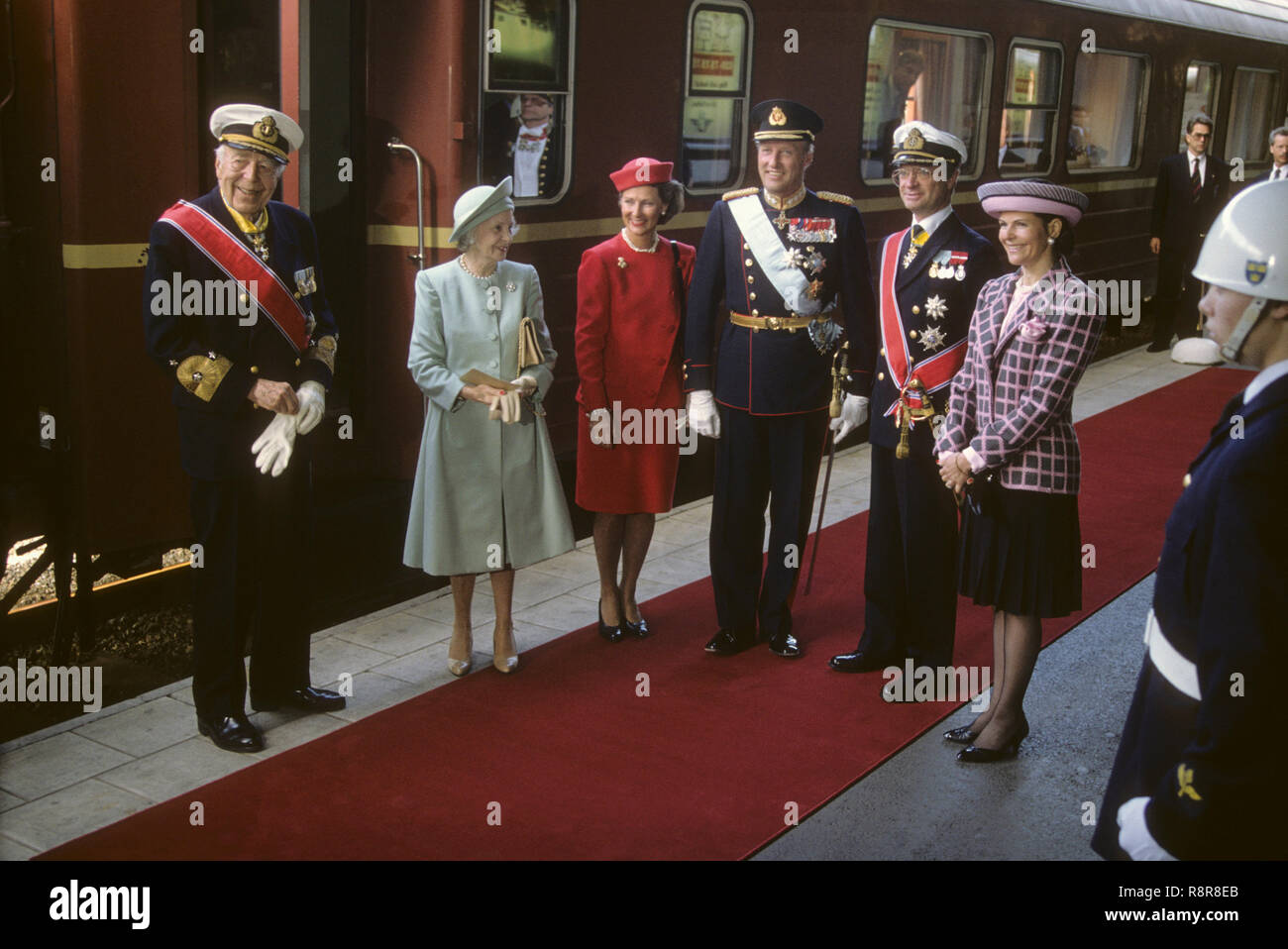 Norwegische KÖNIGSPAAR kommt zum Stockholmer Hauptbahnhof und vom schwedischen König Carl XVI Gustav und Königin Silvia zusammen begrüßt mit Prins Bertil und Prinzessin Lilian Stockfoto