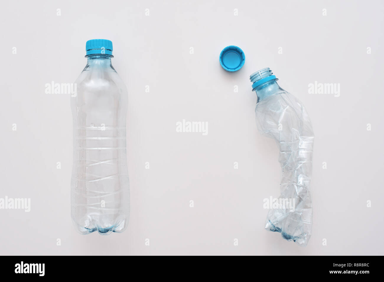 Scrum nicht ihre Welt. Zwei Plastikflaschen, bröckeln Stockfoto