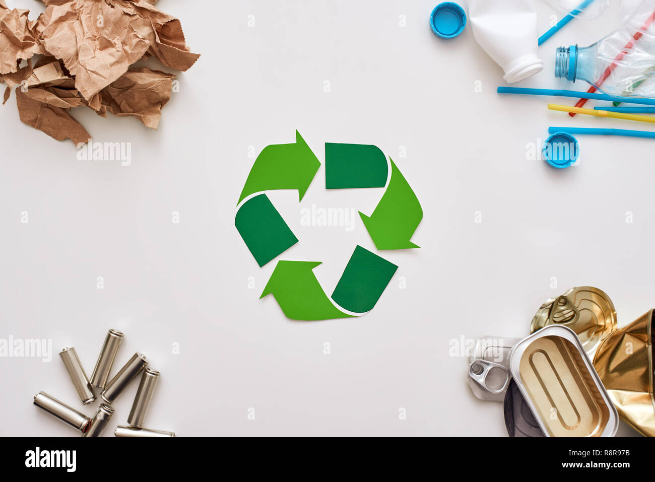 Vier Arten von Müll. Batterien, canns, Papier und Kunststoff in den Ecken Stockfoto