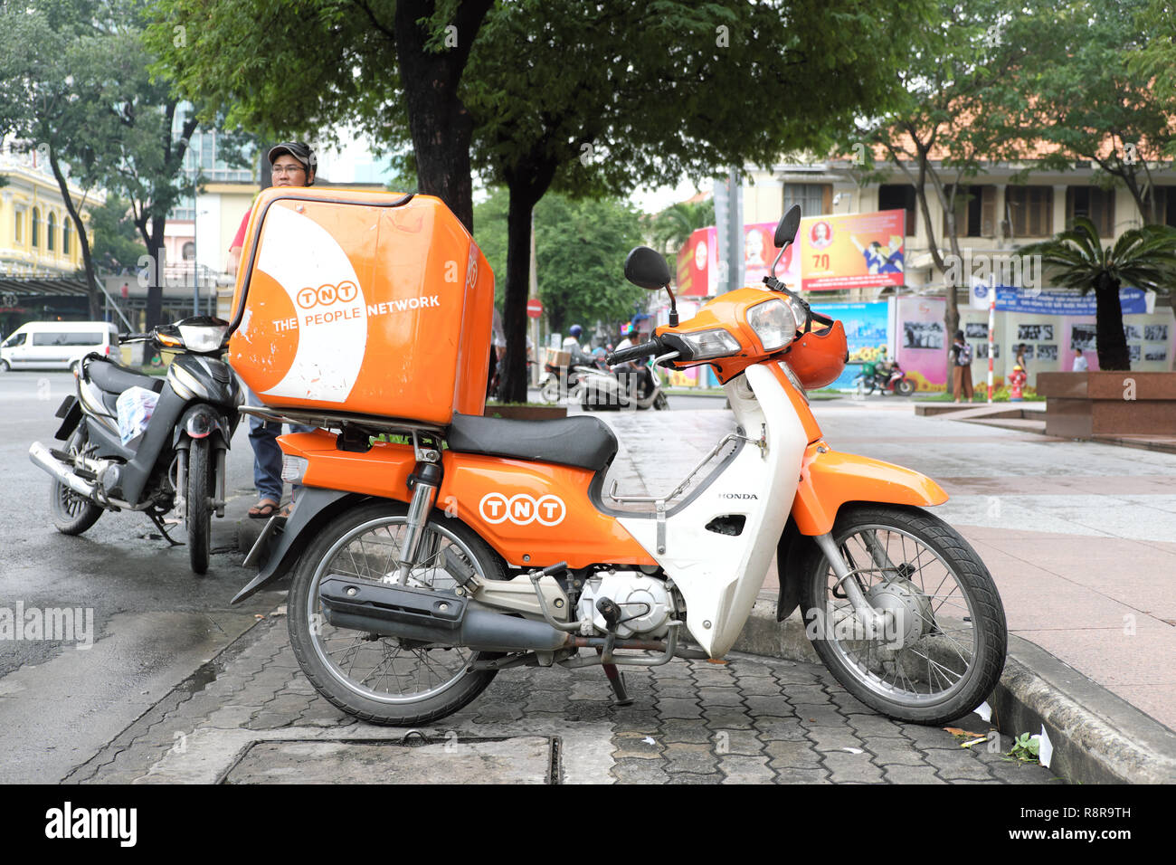 TNT Lieferung Motorrad in Ho Chi Minh City Vietnam im Jahr 2018 gesehen Stockfoto