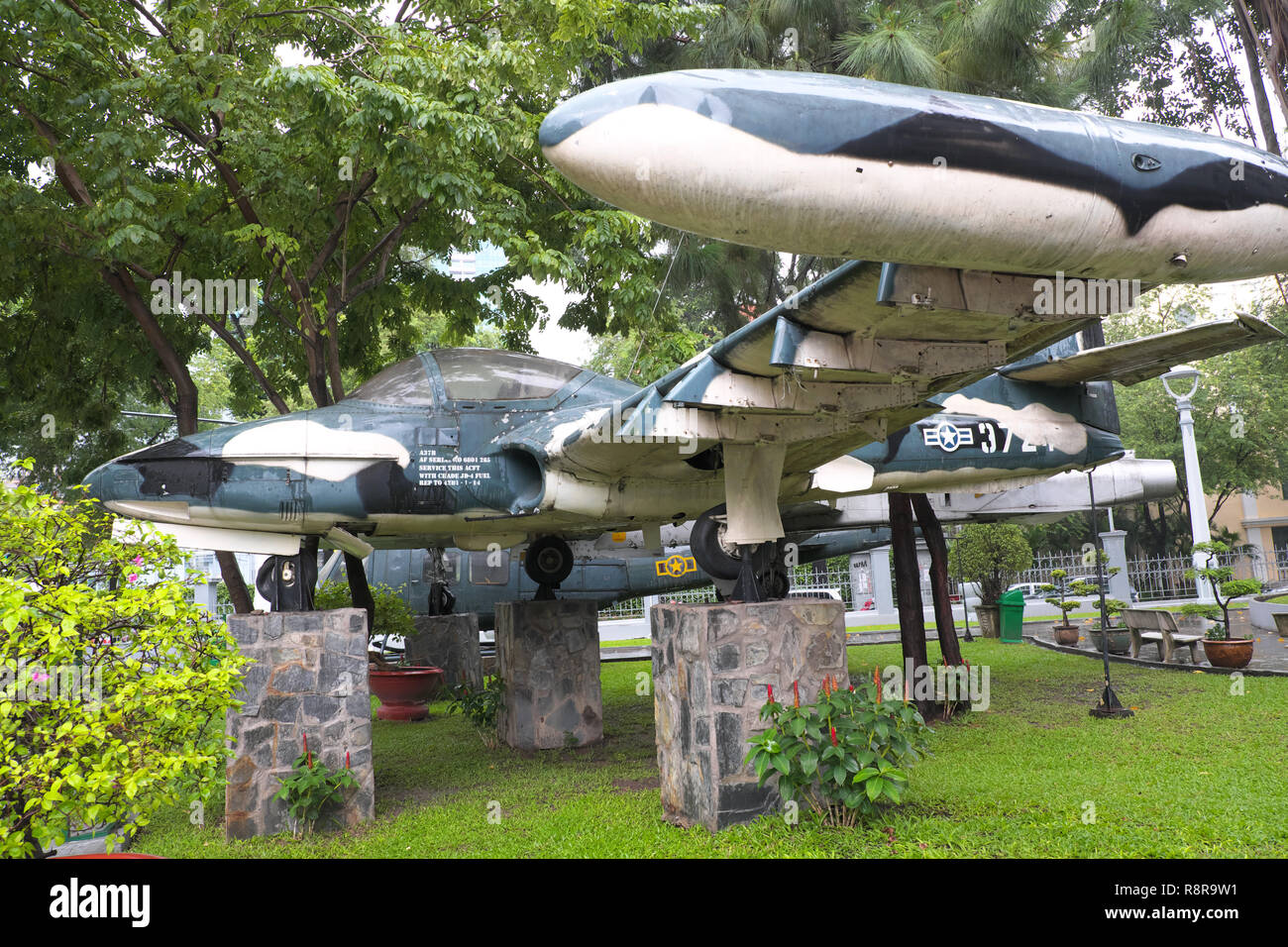 Ho Chi Minh City, Vietnam - erfasste ehemalige amerikanische USAF A-37 B Kampfjet auf Anzeige im Stadtzentrum Stockfoto