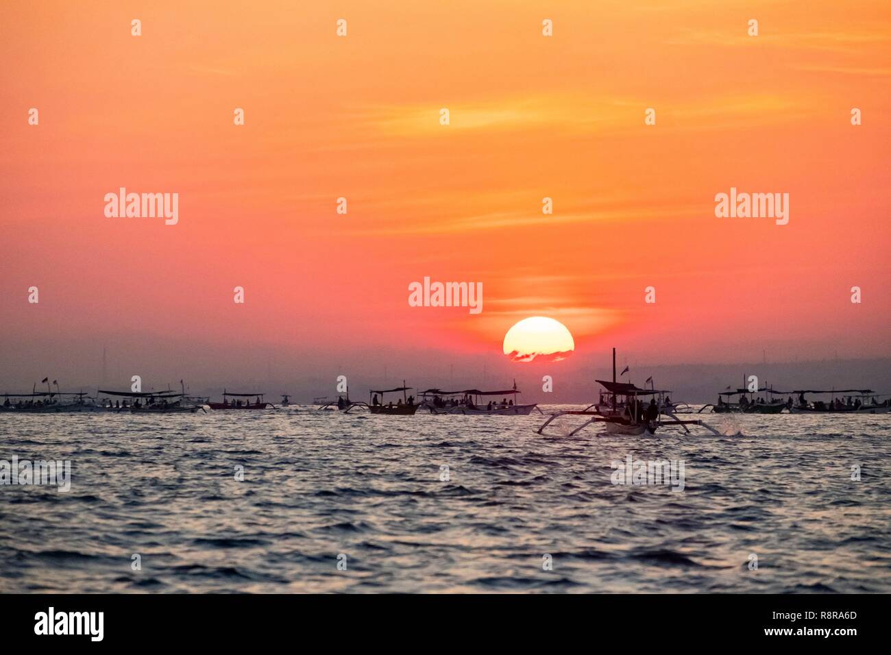 Indonesien, Bali, Norden, Lovina, Bootsfahrt in der Morgendämmerung zu Delphine beobachten Stockfoto