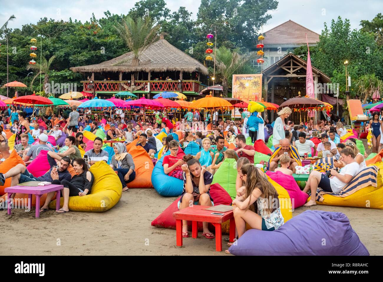 Indonesien, Bali, Süden, Strand, Seminiak Ebbe, Tisch und farbigen Sitzsäcke werden für den Aperitif bei Sonnenuntergang Stockfoto