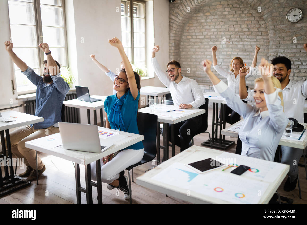 Erfolgreiche glücklichen Gruppe von Menschen lernen Software Engineering und Business während der Präsentation Stockfoto