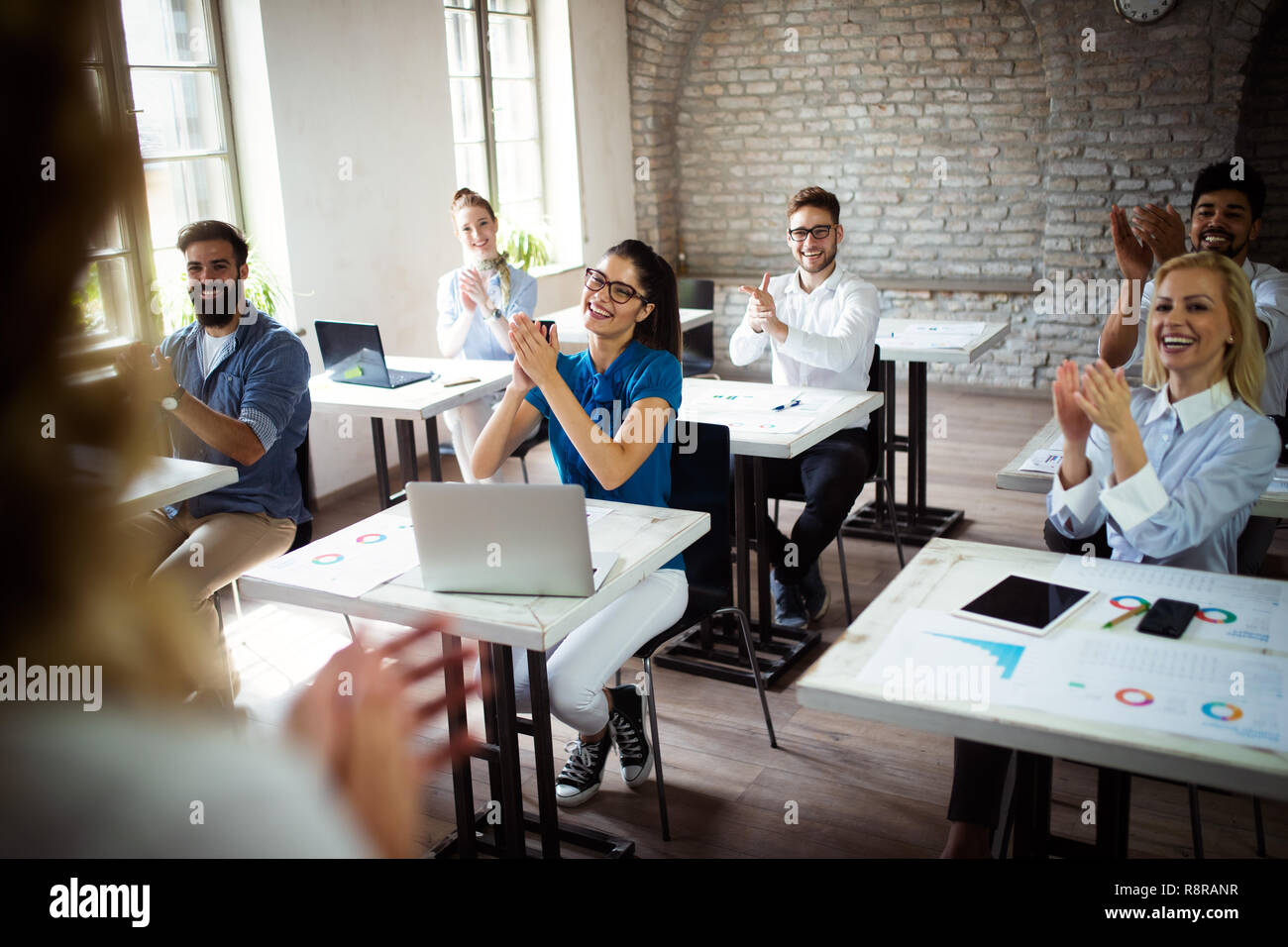 Erfolgreiche glücklichen Gruppe von Menschen lernen Software Engineering und Business während der Präsentation Stockfoto