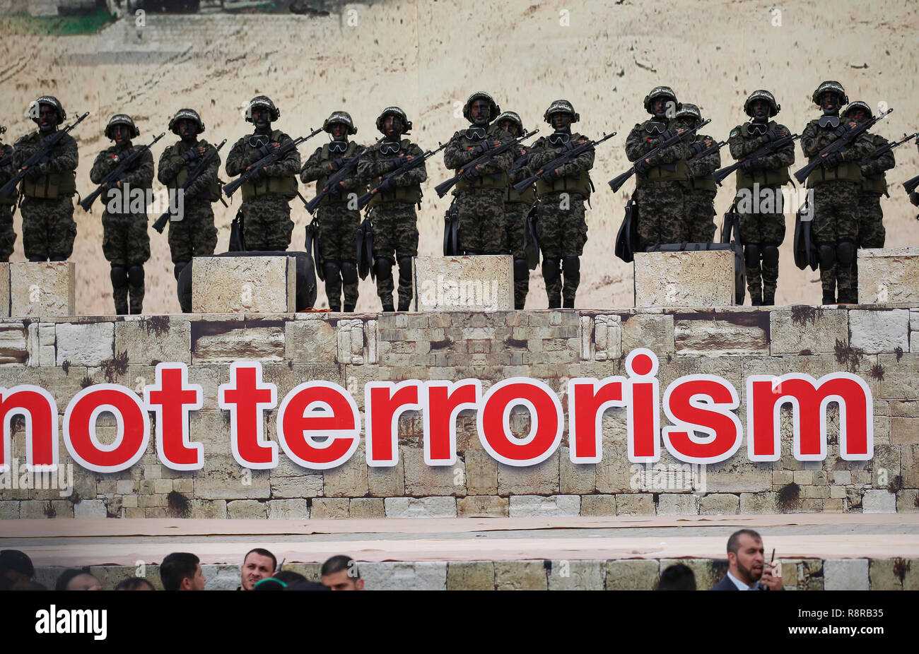 Gaza, Palästina. 16. Dezember 2018. Die palästinensische Hamas militants nehmen an einer Rallye Kennzeichnung der 31. Jahrestag der Gründung der Hamas in Gaza Stadt, o Stockfoto