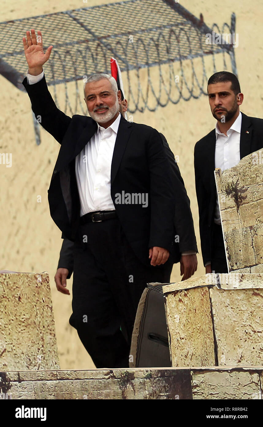 Gaza, Palästina. 16. Dezember 2018. Hamas Chief Ismail Haniyeh Gesten bei einer Rallye Kennzeichnung der 31. Jahrestag der Gründung der Hamas in Gaza Stadt, Stockfoto