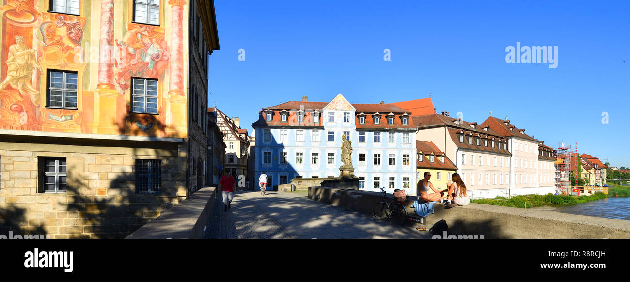 Deutschland, Bayern, Oberfranken, Bamberg, als Weltkulturerbe von der UNESCO, dem alten Rathaus (Altes Rathaus) mit Rokoko Fassade und Untere Brucke Brücke (untere Brücke) über die Regnitz Stockfoto