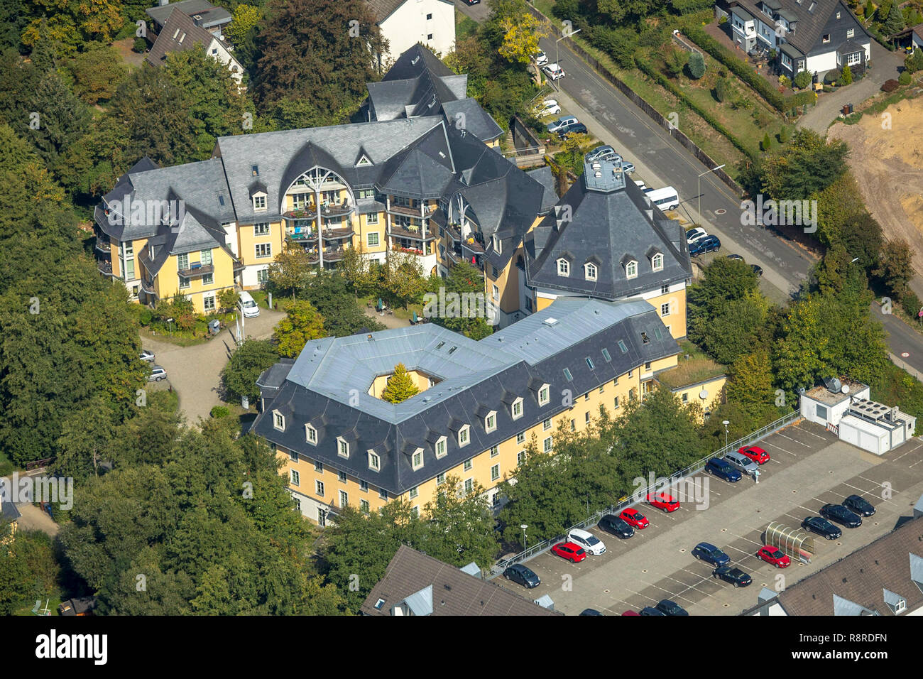 Luftaufnahme, Alloheim, Senioren Residenz, Parkplatz, im Unteren Marktplatz, Hilchenbach, Rothaargebirge, Siegerland,Rhine-Westpha Stockfoto