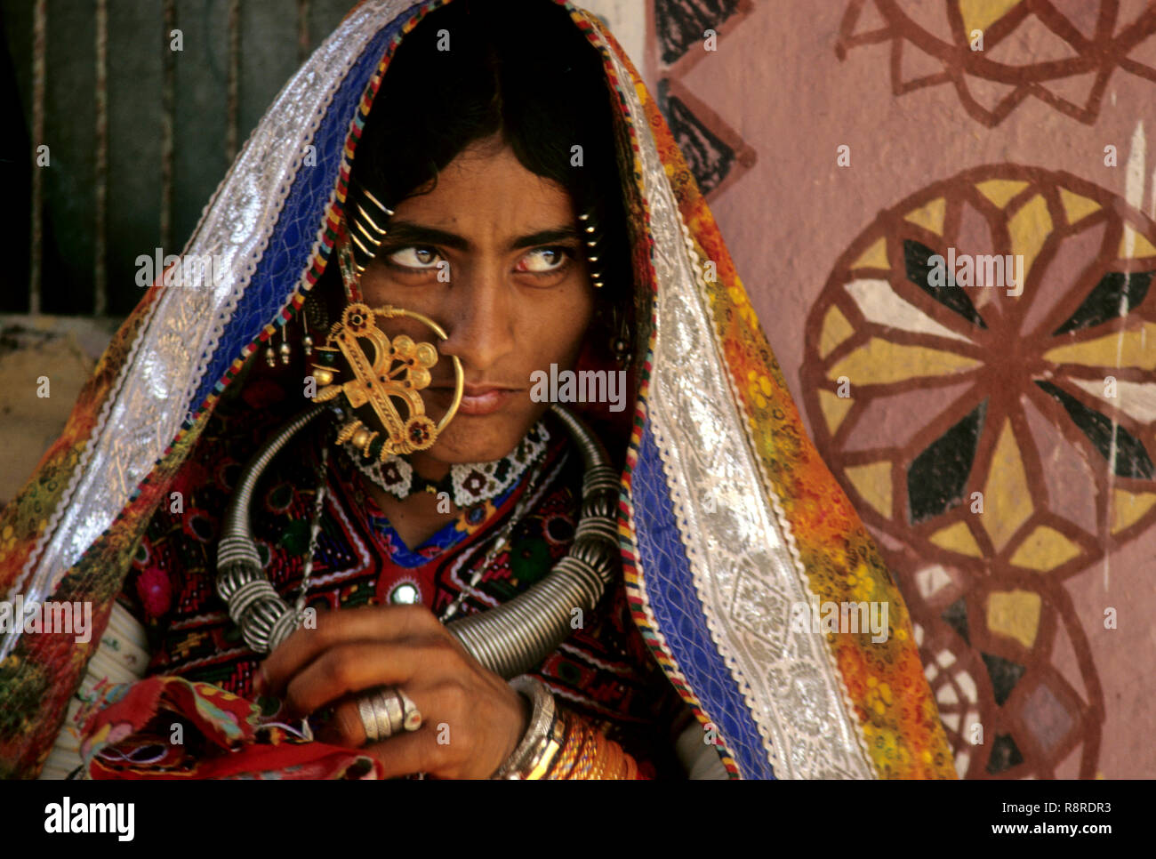 Beschäftigt mit Stickereien, banmi, kachchh, Gujarat, Indien Stockfoto