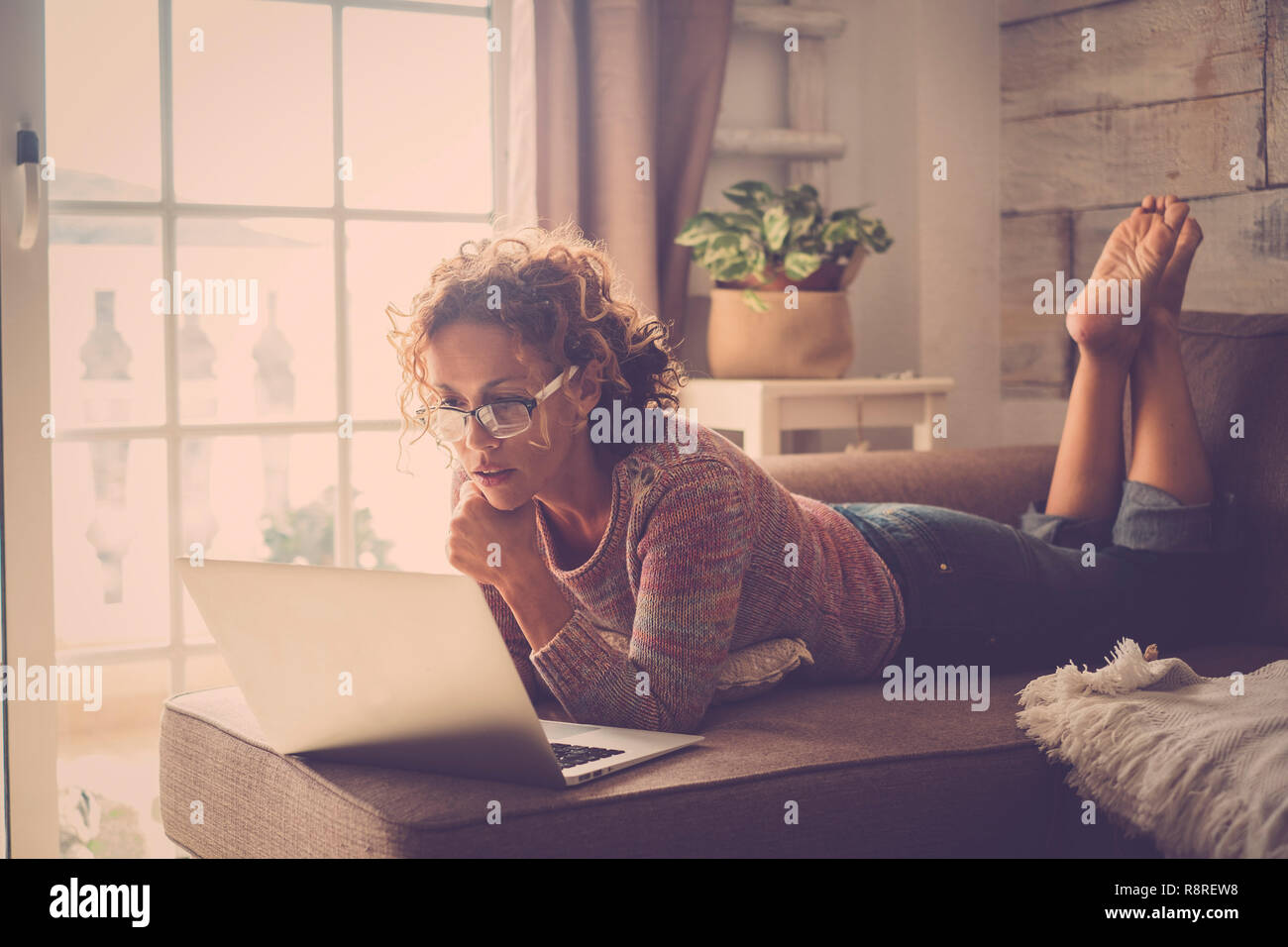 Attraktive mittleren Alter erwachsene Frau mit Laptop internet technologie zu Hause für Business oder Vergnügen, einen Film-modernen Menschen immer süchtig Ein Stockfoto