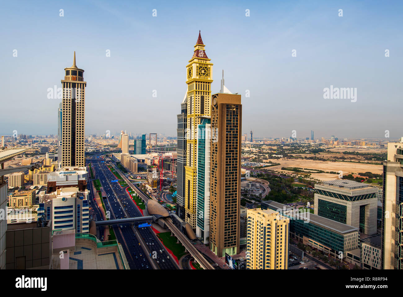 Dubai, Vereinigte Arabische Emirate - 3. April 2018: Moderne Hochhäuser von Downtown Dubai von der Dachterrasse bei Sonnenuntergang, moderne Architektur von UAE Stockfoto