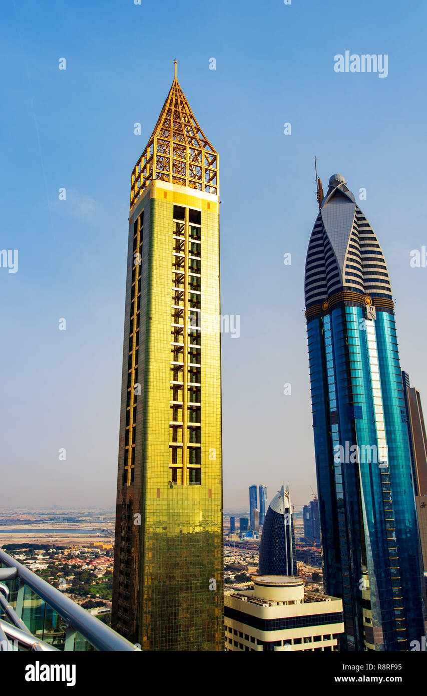 Dubai, Vereinigte Arabische Emirate - 3. April 2018: Moderne Hochhäuser von Downtown Dubai von der Dachterrasse bei Sonnenuntergang, moderne Architektur von UAE Stockfoto