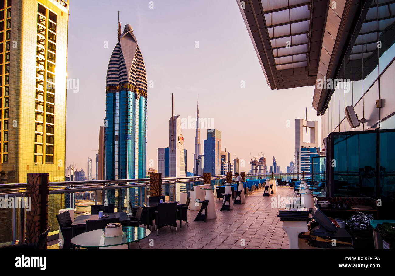 Dubai, Vereinigte Arabische Emirate - 3. April 2018: Moderne Hochhäuser von Downtown Dubai von der Dachterrasse coffee bar bei Sonnenuntergang, moderne Architektur von UAE Stockfoto