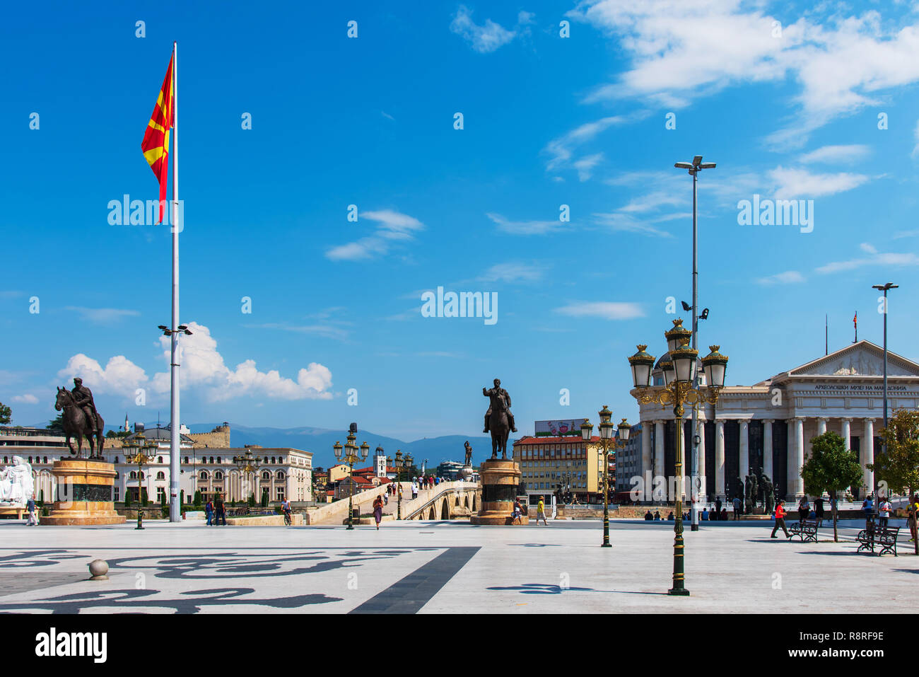 Skopje, Mazedonien - 26. August 2017: Hauptplatz in Skopje, der Hauptstadt von Mazedonien mit Denkmal für Alexander den Großen an einem sonnigen Tag Stockfoto