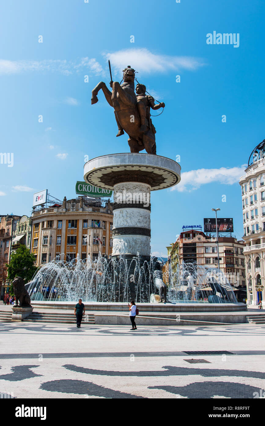 Skopje, Mazedonien - 26. August 2017: Hauptplatz in Skopje, der Hauptstadt von Mazedonien mit Denkmal für Alexander den Großen an einem sonnigen Tag Stockfoto