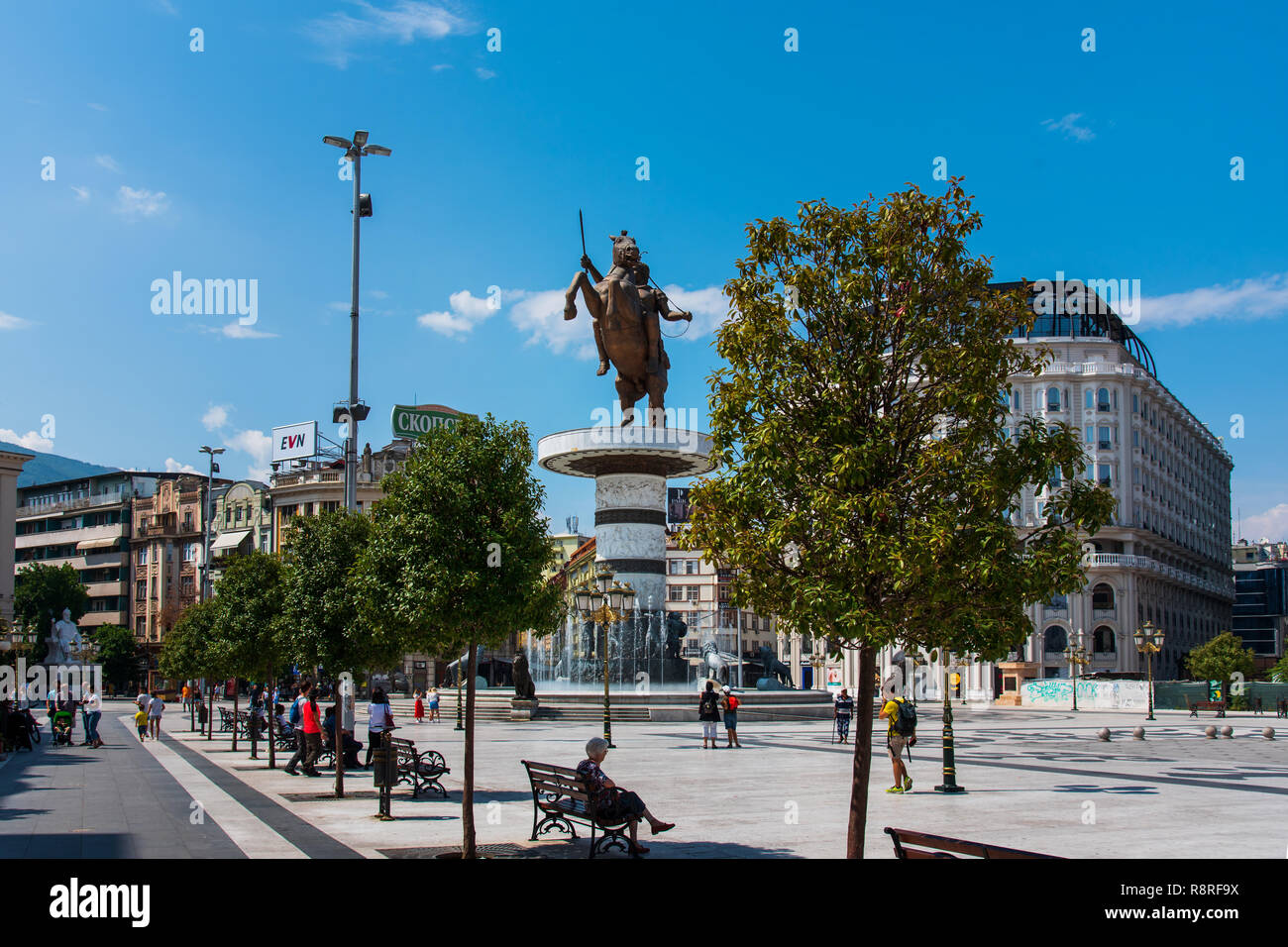 Skopje, Mazedonien - 26. August 2017: Hauptplatz in Skopje, der Hauptstadt von Mazedonien mit Denkmal für Alexander den Großen an einem sonnigen Tag Stockfoto
