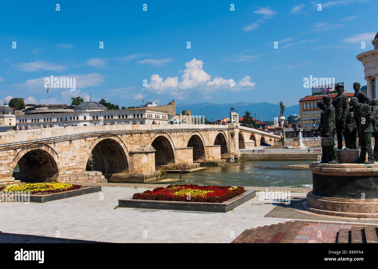 Skopje, Mazedonien - 26. August 2017: Skopje Steinbrücke über den Fluss Vardar in der Nähe Hauptplatz in Skopje, der Hauptstadt von Mazedonien Stockfoto