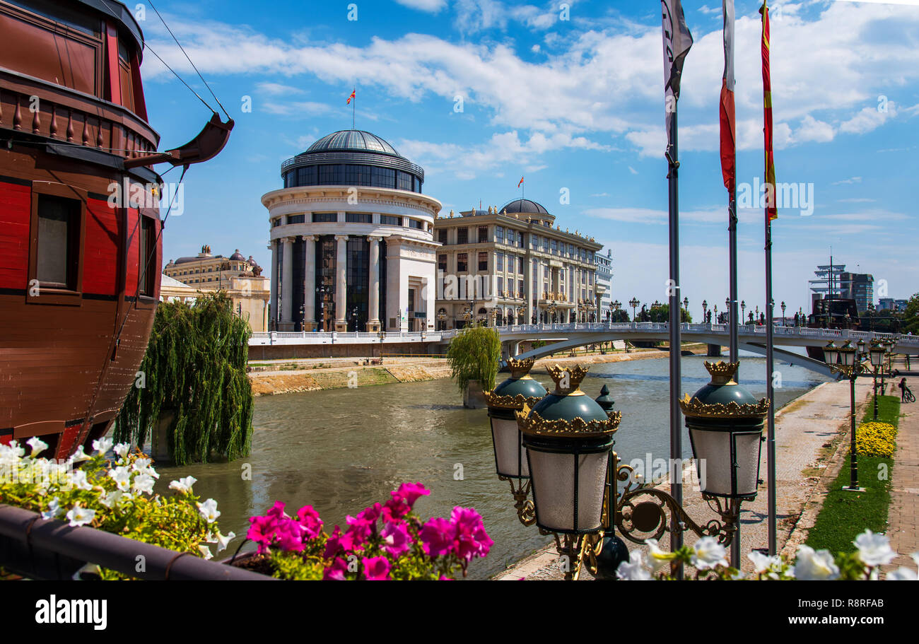 Skopje, Mazedonien - 26. August 2017: Skopje Museum mit steinernen Brücke über Fluss Vardar mit vielen Monumenten in der Hauptstadt von Mazedonien Stockfoto