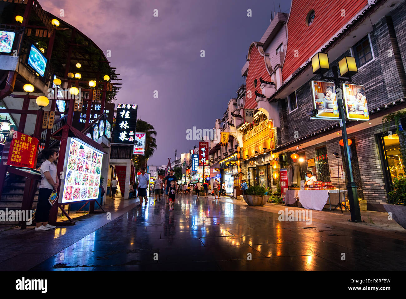 Guilin, China - 26. Juli 2018: Die hauptfußgängerzone Zhengyang in Guilin, berühmten Reisen Stadt in China voll mit um Menschen zu Fuß Stockfoto
