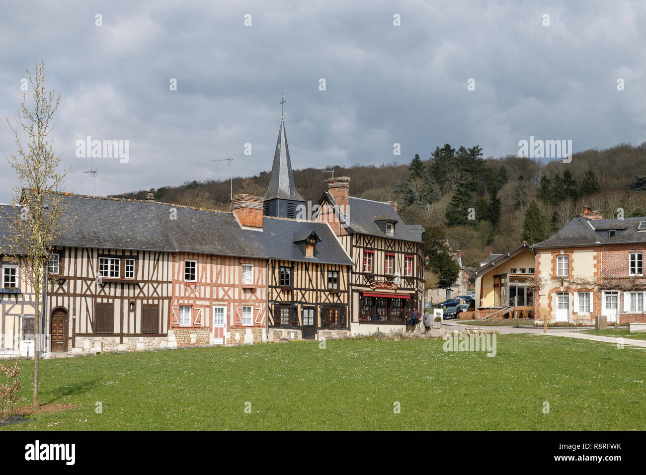 Frankreich, Eure, Le Bec Hellouin, beschriftet Les Plus beaux villages de France (Schönste Dörfer Frankreichs), normannischen Fachwerkhäuser // Frankreich, E Stockfoto