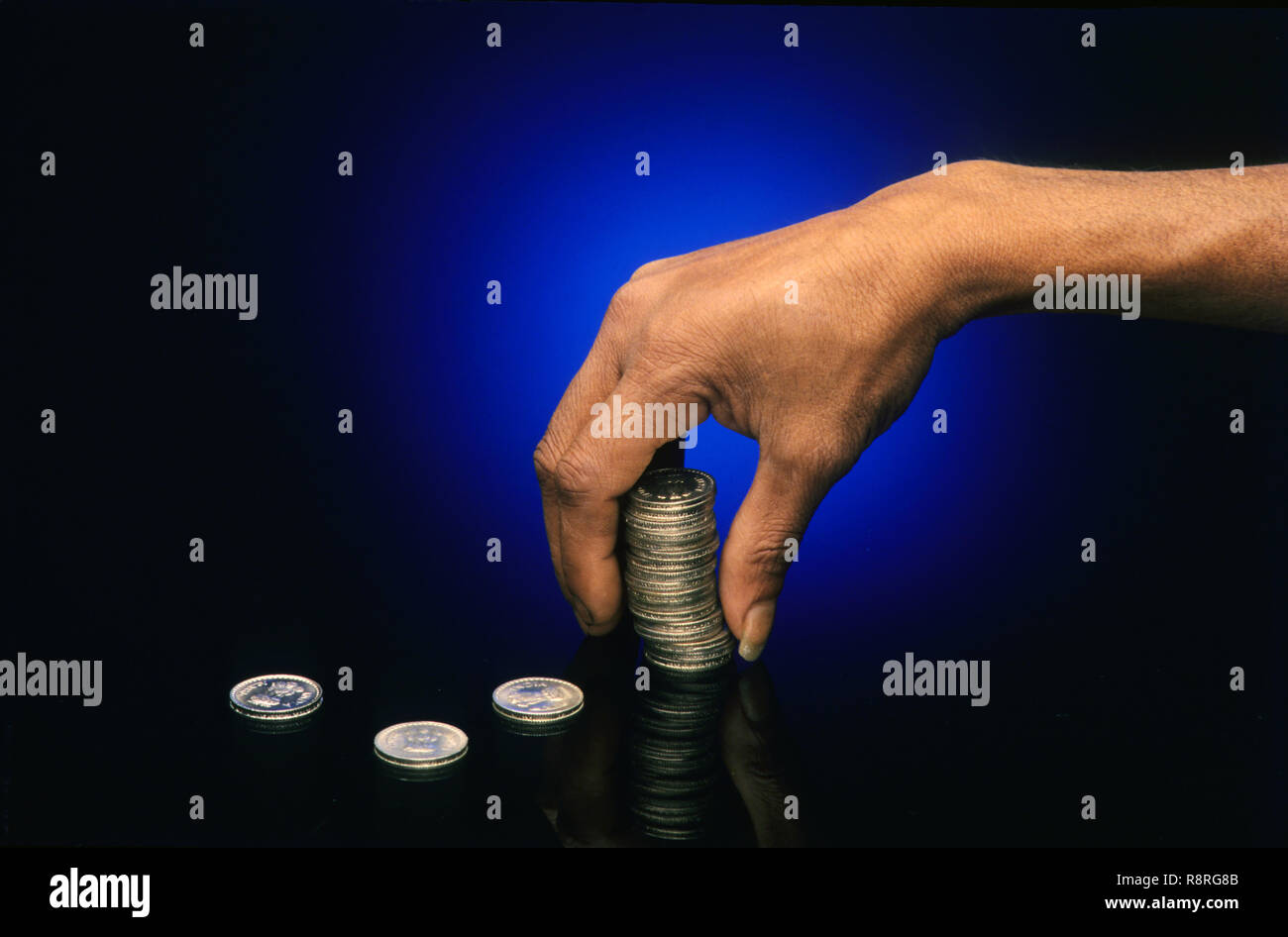 Hand, fünf Rupien Münzen, Konzept Stockfoto