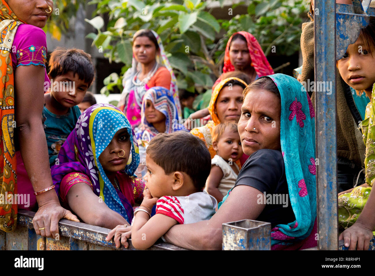 New Delhi, Indien - 20. August 2018: Kinder und Frauen, die Arbeitnehmer innerhalb der Lkw nach einem Tag auf der Baustelle arbeiten. Kinderarbeit ist eine der m Stockfoto