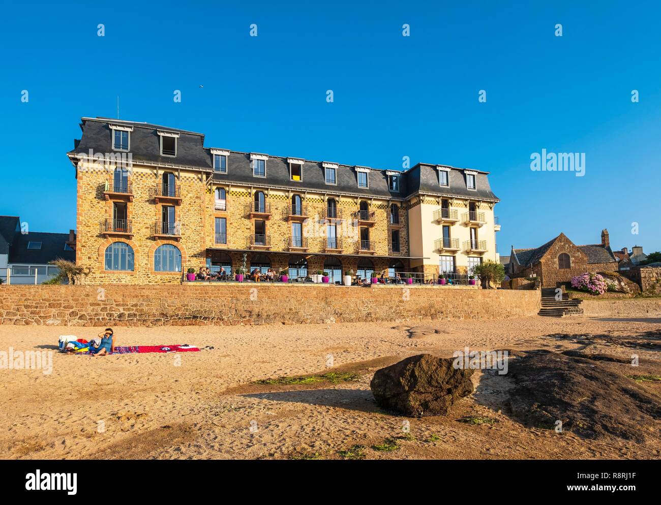 Frankreich, Cotes d'Armor, Perros-Guirec, Ploumanac'h, Saint Guirec Strand und Castel Hotel Beau Site Stockfoto