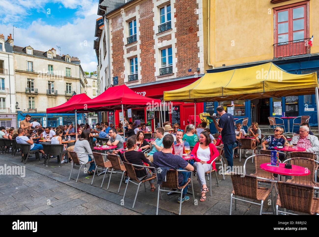 Frankreich, Ille-et-Vilaine, Rennes, Lices Platz mit Cafés gesäumt Stockfoto