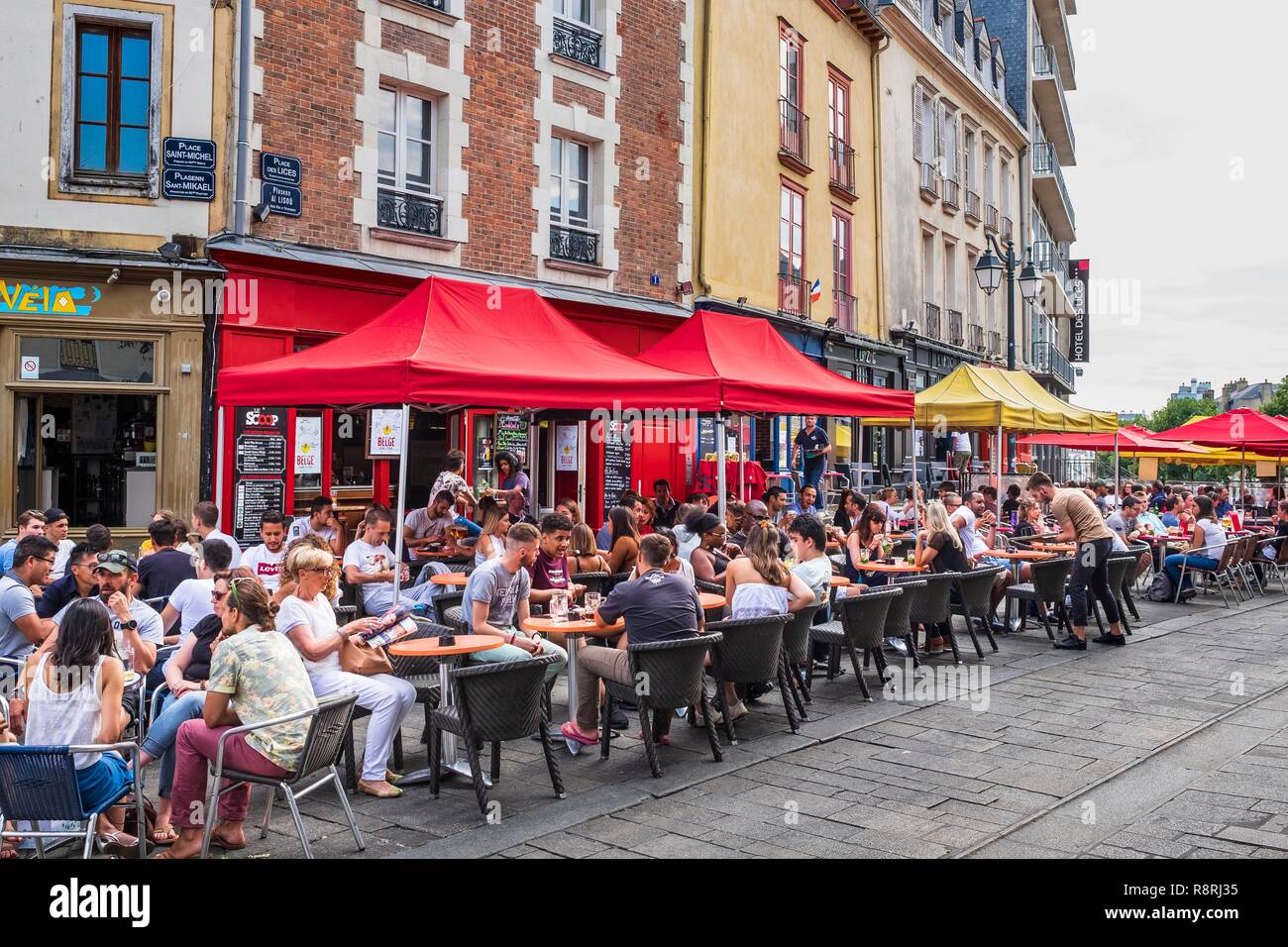 Frankreich, Ille-et-Vilaine, Rennes, Lices Platz mit Cafés gesäumt Stockfoto