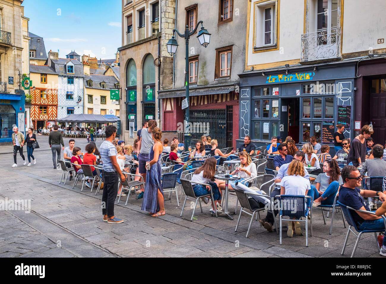Frankreich, Ille-et-Vilaine, Rennes, Lices Platz mit Cafés gesäumt Stockfoto