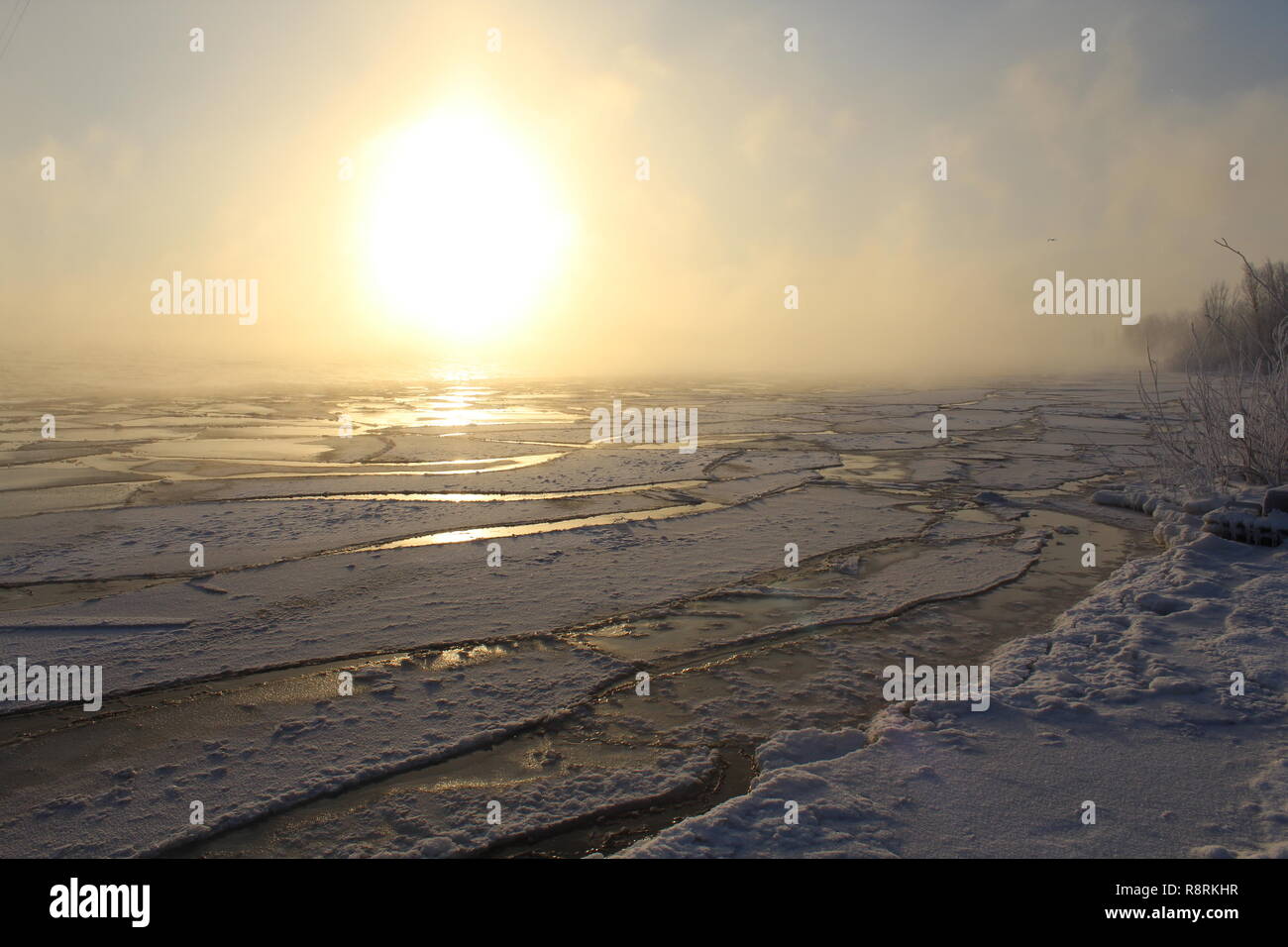 Sonnenaufgang im Winter bei Minus 15 Grad unter Null am Ufer der Saint-Laurent River in Montréal, Kanada. Stockfoto