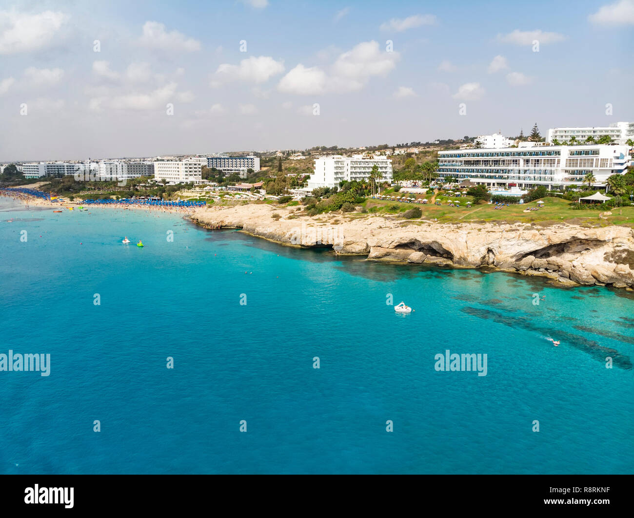 Zypern wunderschöne Küste, Mittelmeer, türkis Farbe. Häuser an der Küste des Mittelmeers. Touristische Stadt mit einem Strand. Sommer Urlaub am Meer Stockfoto