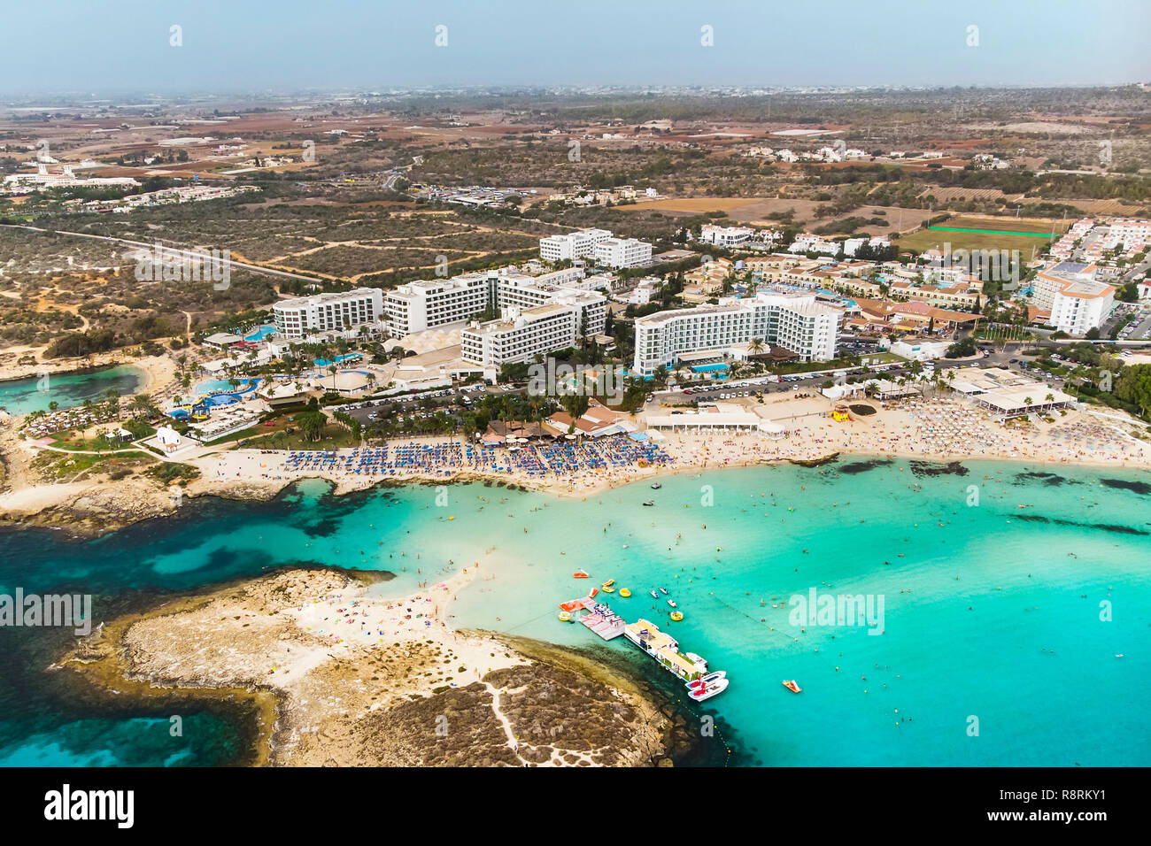 Zypern wunderschöne Küste, Mittelmeer, türkis Farbe. Häuser an der Küste des Mittelmeers. Touristische Stadt. Nissi Beach. Sommer Urlaub am Meer Stockfoto