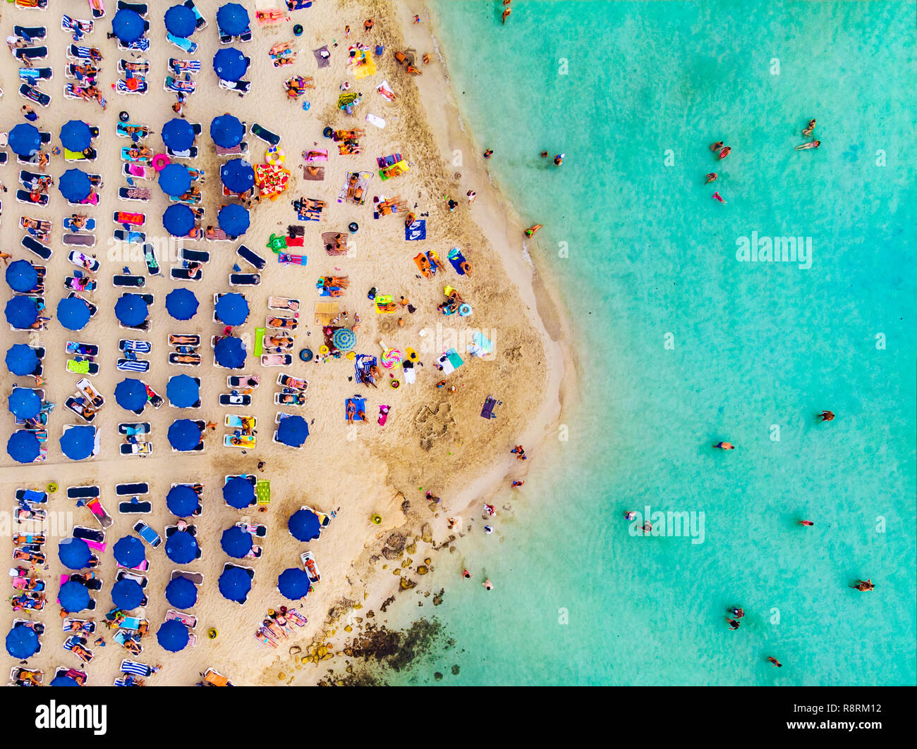 Erstaunlich Luftbild von oben über Nissi Beach in Zypern. Nissi Strand bei Flut. Touristen am Strand entspannen. Überfüllten Strand mit vielen Touristen. Stockfoto