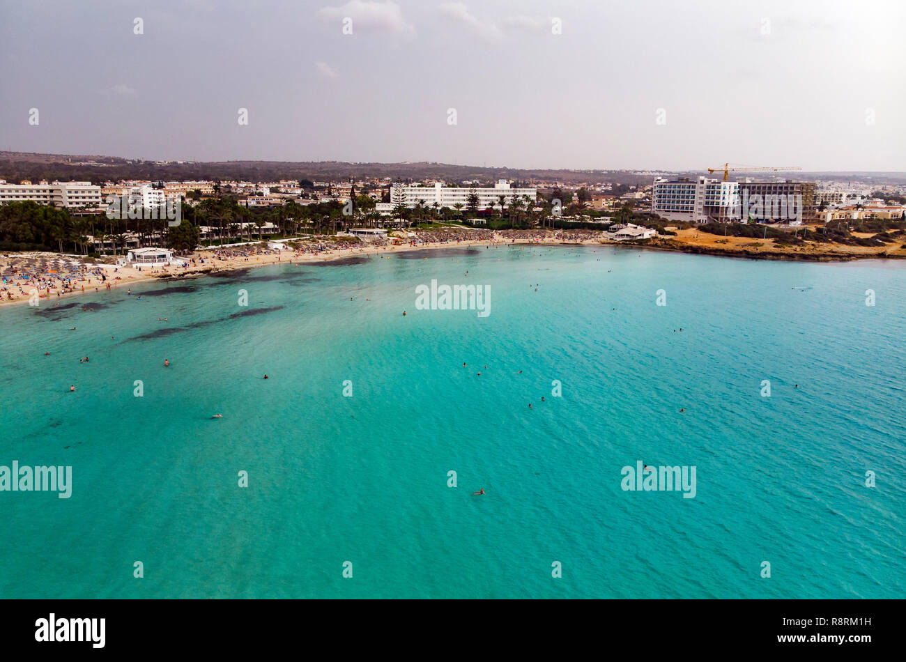 Zypern wunderschöne Küste, Mittelmeer, türkis Farbe. Häuser an der Küste des Mittelmeers. Touristische Stadt mit einem langen Strand. Sommerferien eine Stockfoto