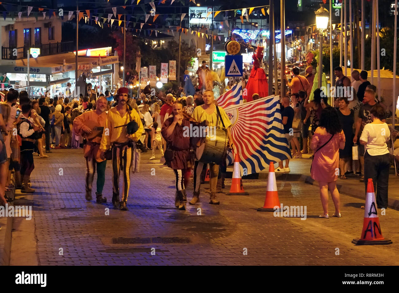 Jährliches Festival der mittelalterlichen Kulturen Europas. Die Prozession der Spalte in der Karneval historische Kostüme der Stadt bei Nacht. Zypern, Ayia NA Stockfoto