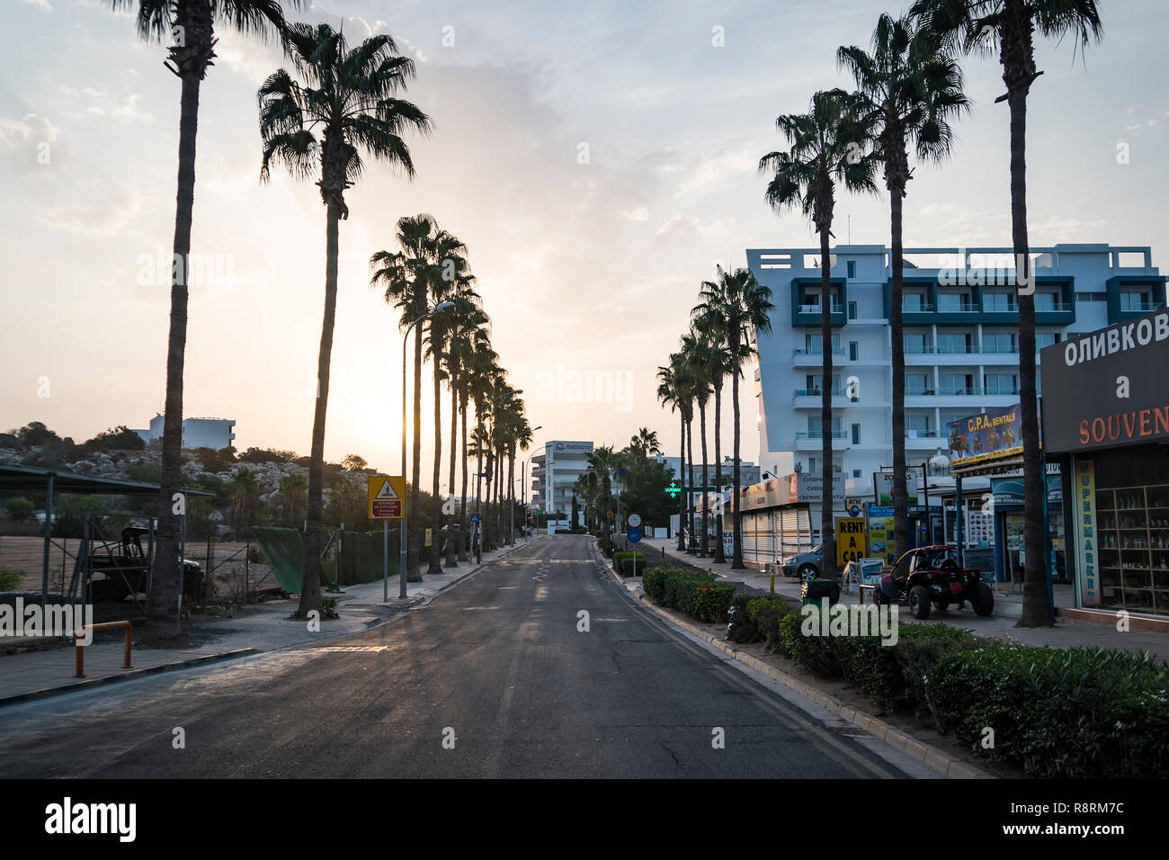 Verlassene Straße der schönen Badeort Ayia Napa in den frühen Morgen. Ayia Napa. Zypern. 20. Oktober 2018 Stockfoto