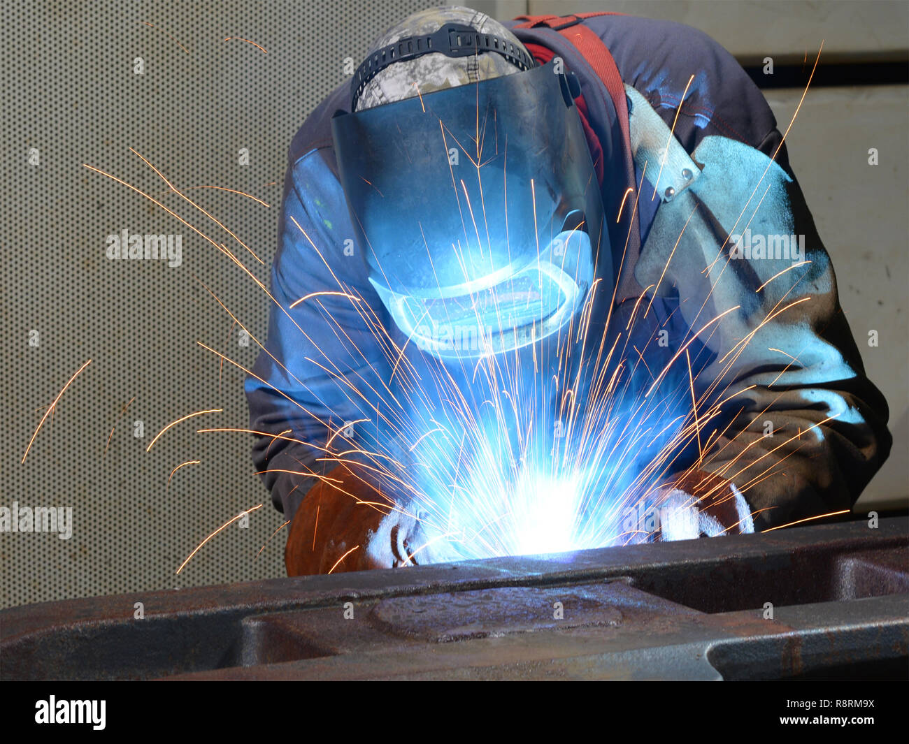 Schweißer arbeitet in einem industriellen Unternehmen - Produktion von Stahl Komponenten Stockfoto